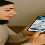 Tela de celular exibindo aplicativo de controle financeiro com despesa registrada em restaurante